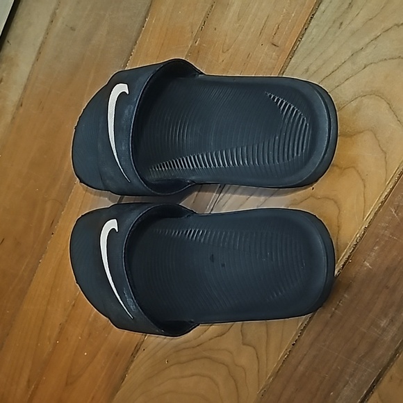 Size 3 Nike slide on flip flops used but still great - Picture 2 of 4